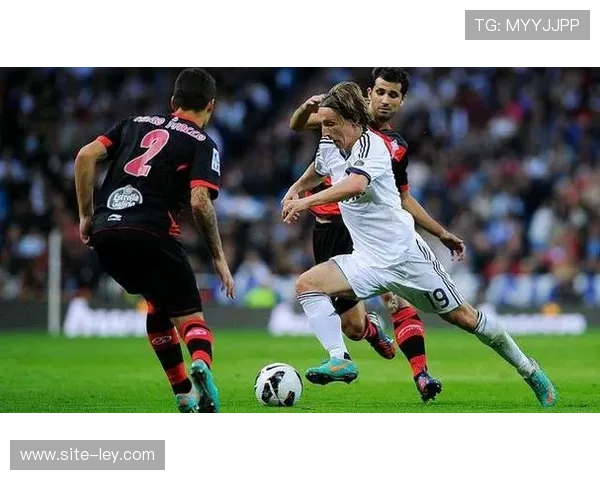 皇马vs塞尔塔冲突频发：弗兰-加西亚、卡雷拉斯染红，米利唐伤退影响深远