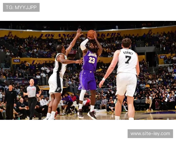 詹姆斯高效发挥，湖人三节领先马刺